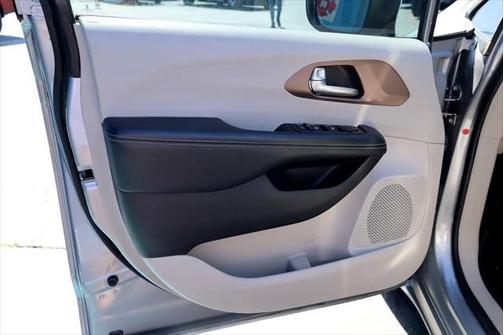 2020 Chrysler Voyager L