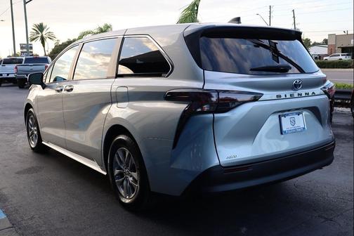 2023 Toyota Sienna LE
