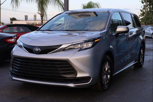 2023 Toyota Sienna LE
