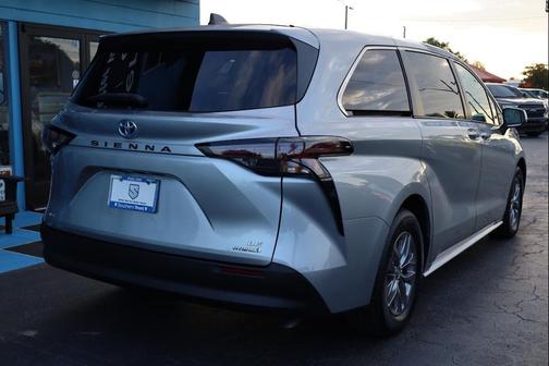 2023 Toyota Sienna LE