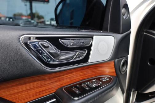 White 2019 Lincoln Navigator L Reserve