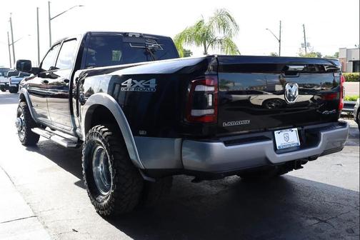 Diamond Black Crystal Pearlcoat 2021 RAM 3500 Laramie Crew Cab 4x4 8' Box