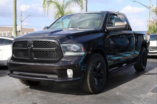Brilliant Black Crystal Pearl 2018 RAM 1500 Sport