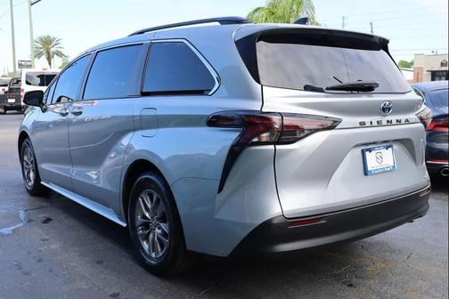 2023 Toyota Sienna XLE