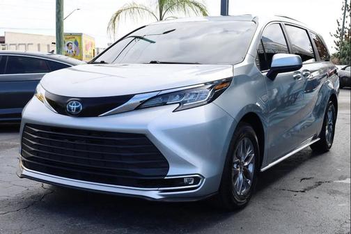 2023 Toyota Sienna XLE