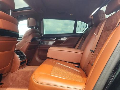 BLACK 2020 BMW 750 i xDrive