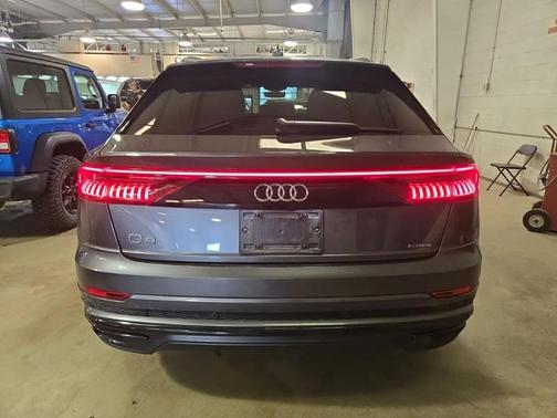 Daytona Gray Pearl Effect 2020 Audi Q8 55 Premium Plus
