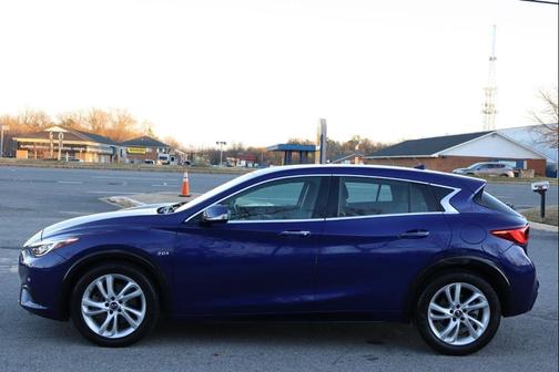 2017 INFINITI QX30 Luxury AWD