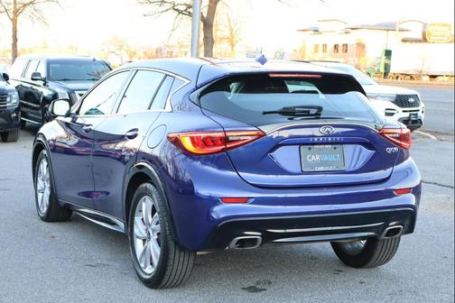 2017 INFINITI QX30 Luxury AWD