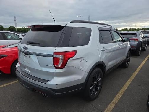 Ingot Silver Metallic 2018 Ford Explorer XLT