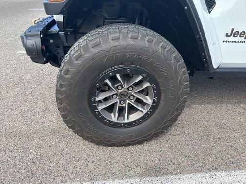 Bright White Clearcoat 2024 Jeep Wrangler Rubicon 392