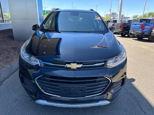 Mosaic Black Metallic 2021 Chevrolet Trax LT
