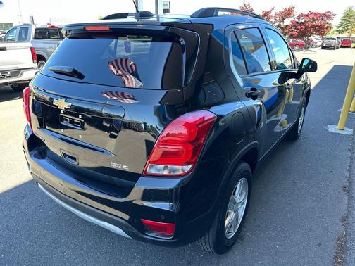 Mosaic Black Metallic 2021 Chevrolet Trax LT