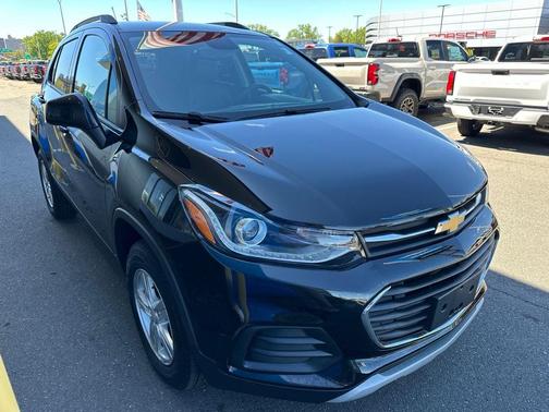 Mosaic Black Metallic 2021 Chevrolet Trax LT