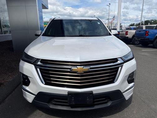 Iridescent Pearl Tricoat 2023 Chevrolet Traverse High Country