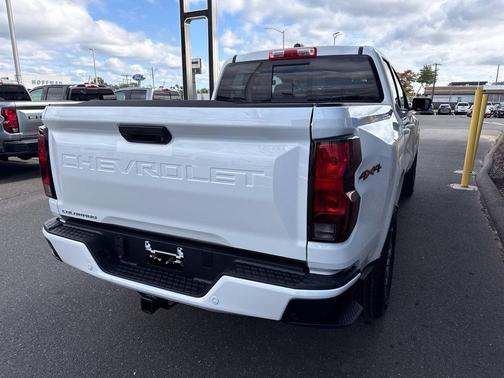 Summit White 2026 Chevrolet Colorado LT