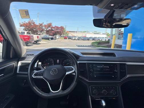 Pure White 2021 Volkswagen Atlas 3.6L SE w/Technology