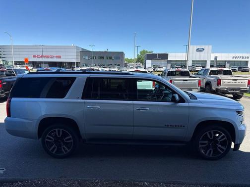 Silver Ice Metallic 2019 Chevrolet Suburban LT