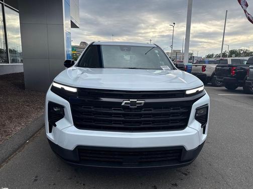 Polar White Tricoat 2027 Chevrolet Traverse LT
