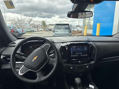 Summit White 2023 Chevrolet Traverse LT Cloth