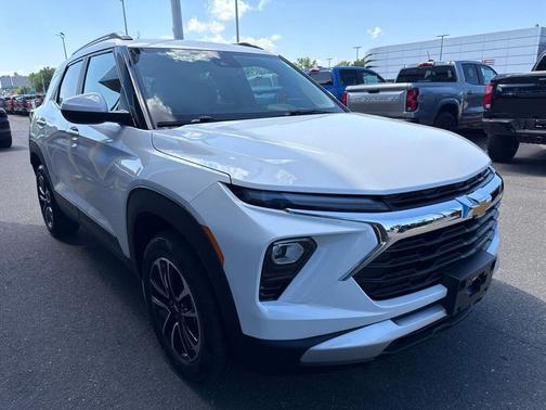 Iridescent Pearl Tricoat 2024 Chevrolet Trailblazer LT