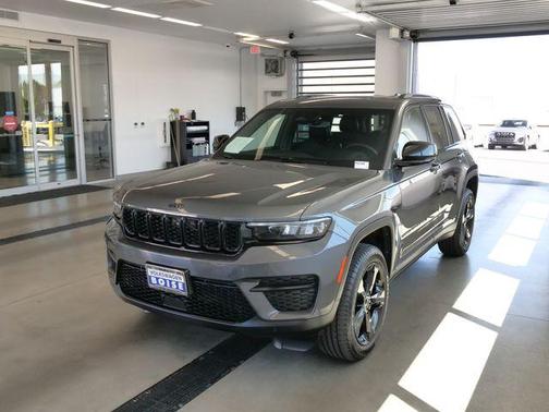 Metallic 2023 Jeep Grand Cherokee Altitude