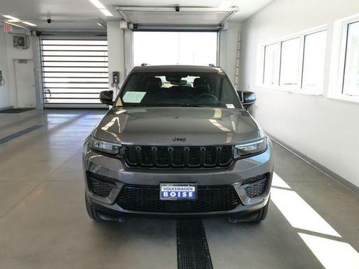 Metallic 2023 Jeep Grand Cherokee Altitude