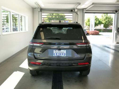 Metallic 2023 Jeep Grand Cherokee Altitude