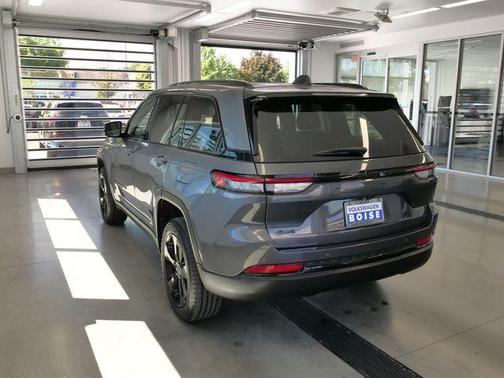 Metallic 2023 Jeep Grand Cherokee Altitude