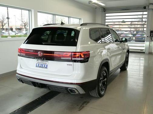 2024 Volkswagen Atlas 2.0T Peak Edition SEL