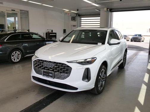 Arkona White 2025 Audi Q5 2.0T quattro Premium