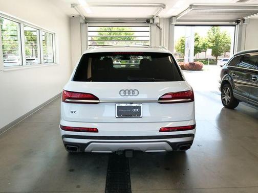 Glacier White Metallic 2025 Audi Q7 55 Premium Plus