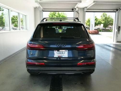 Waitomo Blue Metallic 2023 Audi Q7 55 Prestige