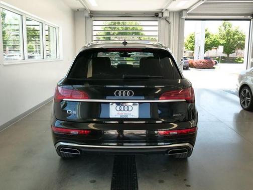 Mythos Black Metallic 2024 Audi Q5 45 S line quattro Premium