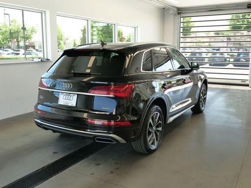 Mythos Black Metallic 2024 Audi Q5 45 S line quattro Premium