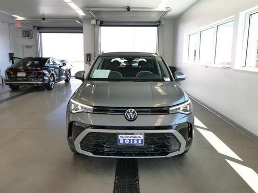 Platinum Gray Metallic 2025 Volkswagen Taos 1.5T SE