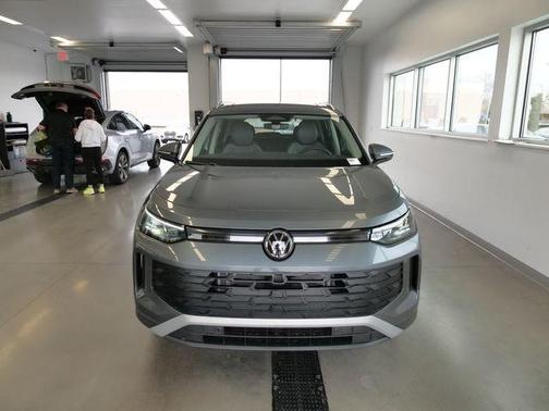 Platinum Gray Metallic 2026 Volkswagen Tiguan 2.0T SE