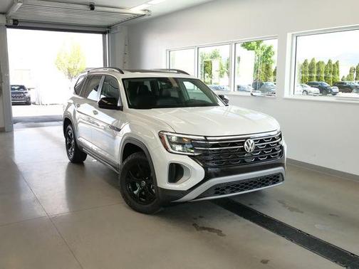 Opal White Pearl 2026 Volkswagen Atlas 2.0T Peak Edition