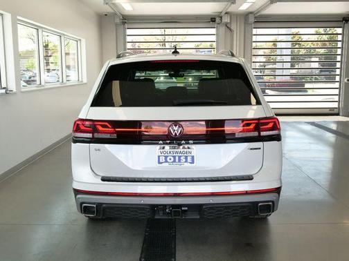 Opal White Pearl 2026 Volkswagen Atlas 2.0T Peak Edition