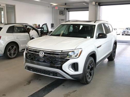 Opal White Pearl 2026 Volkswagen Atlas 2.0T Peak Edition