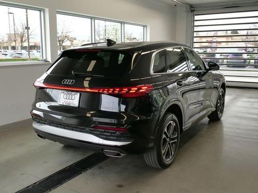 Mythos Black Metallic 2025 Audi Q5 2.0T quattro Premium