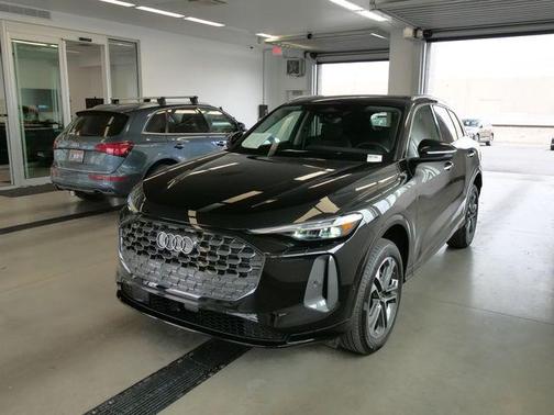 Mythos Black Metallic 2025 Audi Q5 2.0T quattro Premium