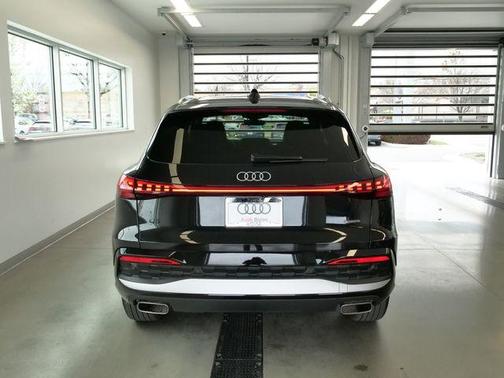 Mythos Black Metallic 2025 Audi Q5 2.0T quattro Premium