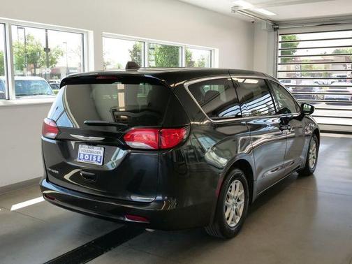 Brilliant Black Crystal Pearlcoat 2022 Chrysler Voyager LX