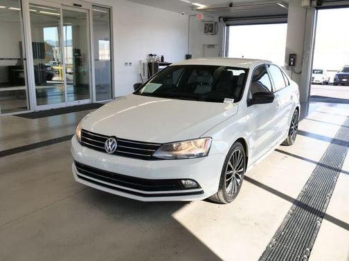 Pure White 2016 Volkswagen Jetta 1.8T Sport