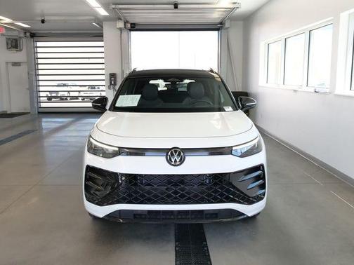 Opal White W/Black Roof 2025 Volkswagen Tiguan 2.0T SE R-Line Black
