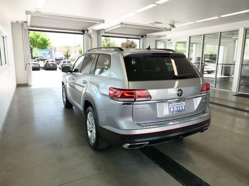 Pyrite Silver Metallic 2023 Volkswagen Atlas 3.6L SE w/Technology