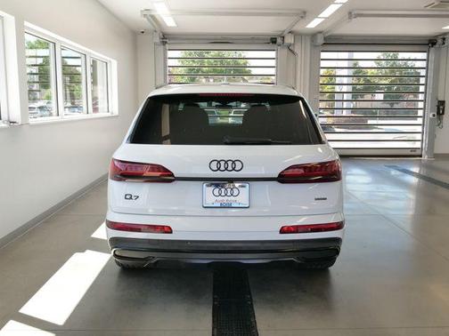 Glacier White Metallic 2023 Audi Q7 55 Prestige