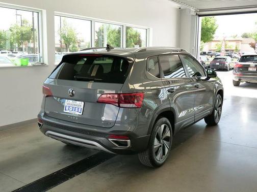 Pure Gray 2024 Volkswagen Taos 1.5T SE