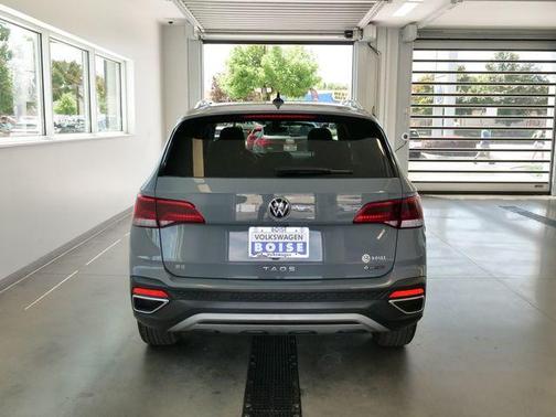 Pure Gray 2024 Volkswagen Taos 1.5T SE
